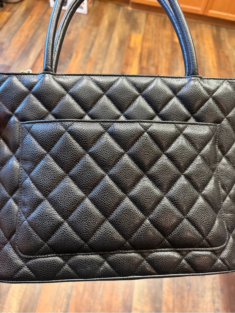 CHANEL Caviar Quilted
Medallion Tote bag in black leather. Vintage Y2K Classic - Picture 5 of 13